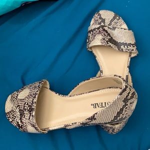 Snake skin flats and is brand new ! Have not worn them :)
